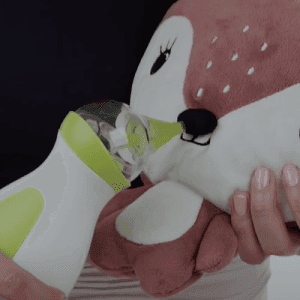 Démonstration de l'utilisation du mouche-bébé portatif Nosiboo Go sur un animal en peluche.