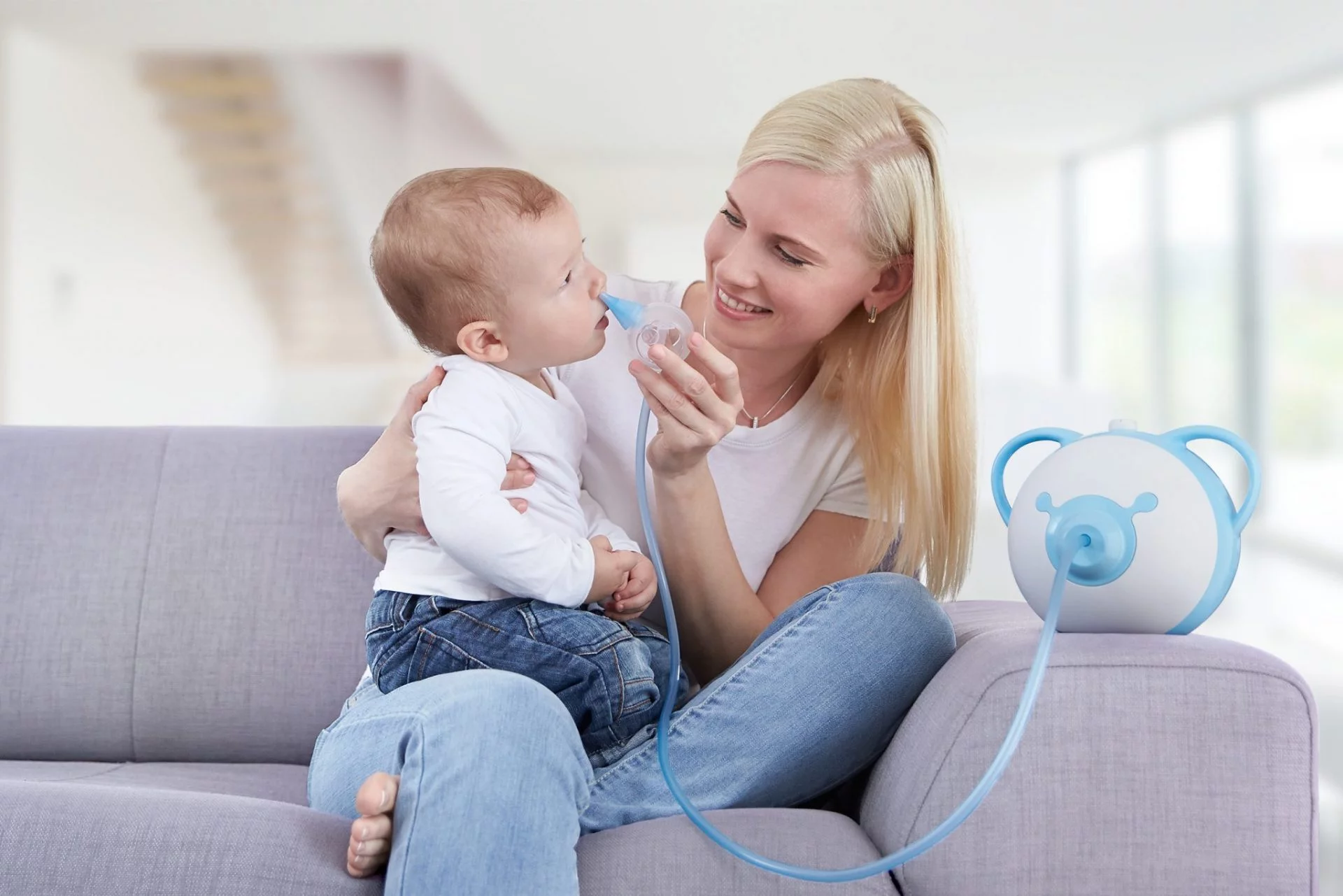 Afficher une photo en taille réelle d'une mère qui dégage le nez de son petit à l'aide d'un mouche-bébé électrique Nosiboo Pro