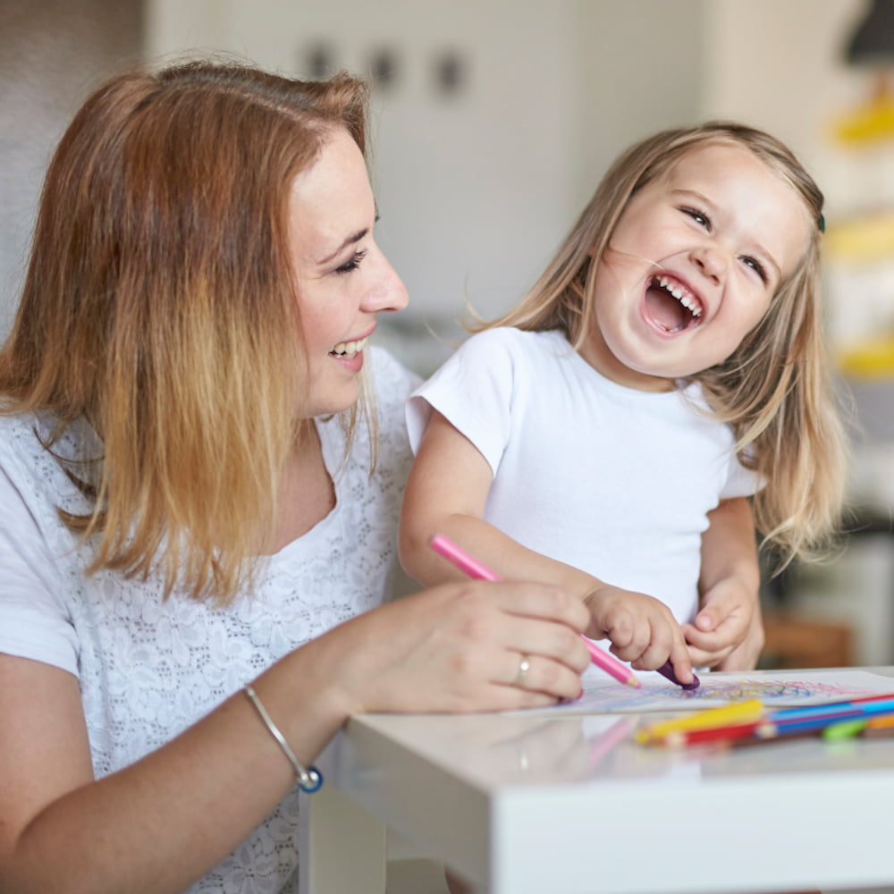 Une mère et sa petite fille dessinent ensamble en riant