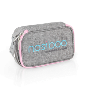 En savoir plus sur la trousse de toilette Nosiboo Bag pour transporter tout le nécessaire de bébé