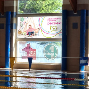 La publicité de Nosiboo sur la fenêtre d'une piscine municipale.