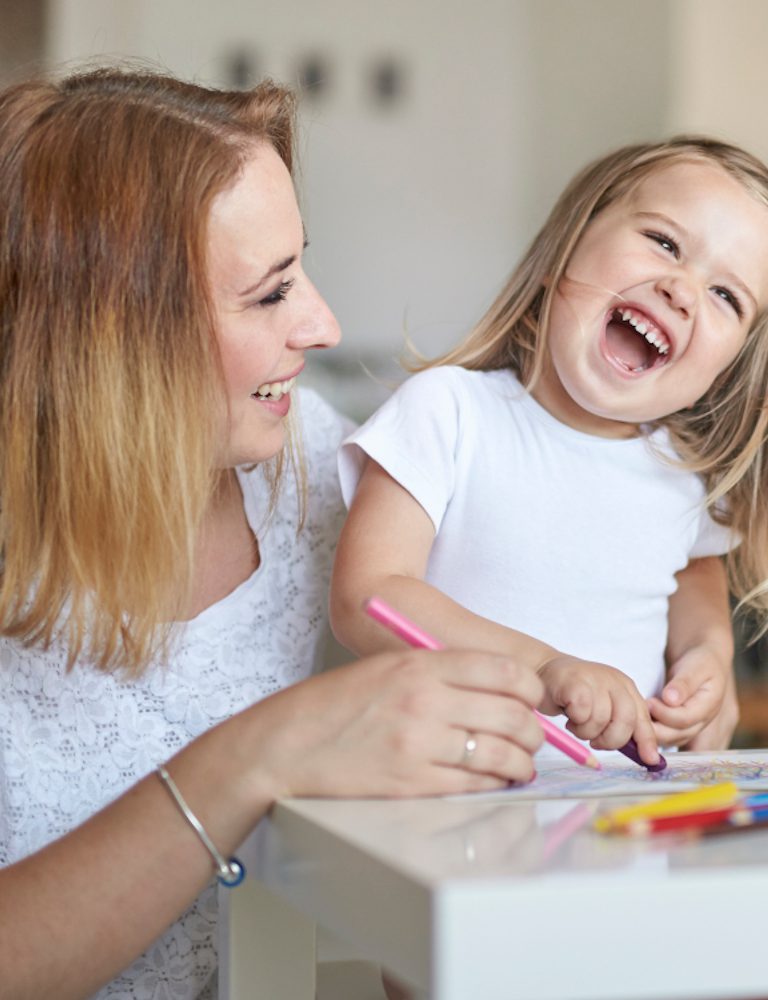 Une mère et sa petite fille dessinent ensamble en riant