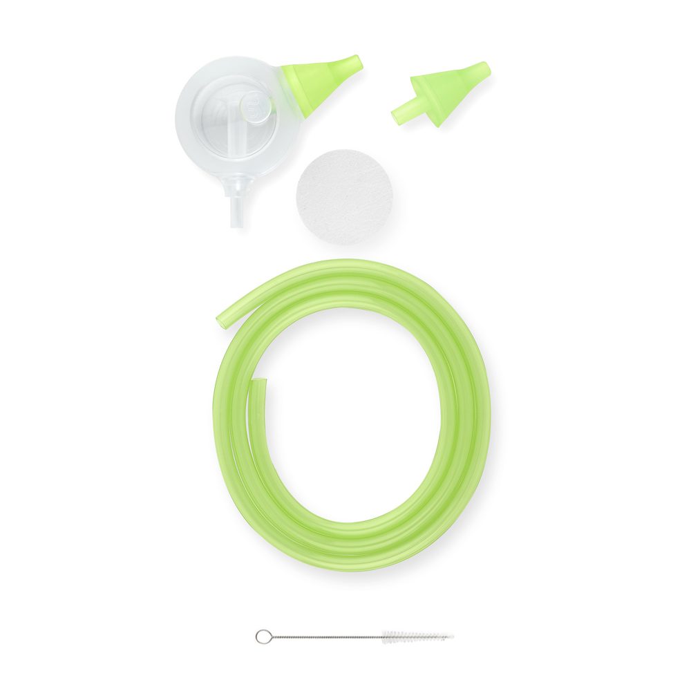 Les éléments de l'ensemble d'accessoires Nosiboo Pro en couleur verte : tête Colibri, embout nasal vert, maillage d'air, tube d'aspiration vert, brosse de nettoyage