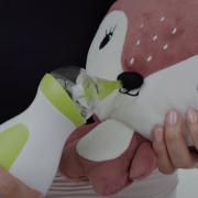 Démonstration de l'utilisation du mouche-bébé portatif Nosiboo Go sur un animal en peluche.
