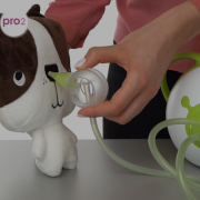 Démonstration de l'utilisation du mouche-bébé Nosiboo Pro sur un animal en peluche.